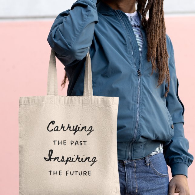 Att bära med sig den senaste inspirerande historie tygkasse (Shop now and show your commitment to shaping a better future.)