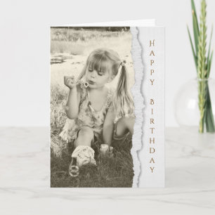 att blåsa för liten flicka bubblar för födelsedag kort