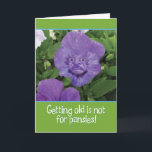 Att bli gammal är inte för Pansies-Funny Birthday  Kort<br><div class="desc">Det är sant! Att bli gammal är definitivt inte för paneler. För att illustrera den tanken tog jag det här fotot på en pansy och lade till ett förvrängt ansikte i den.</div>