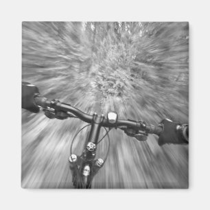 Att cykla nedför en jämn sektion av singletrack magnet