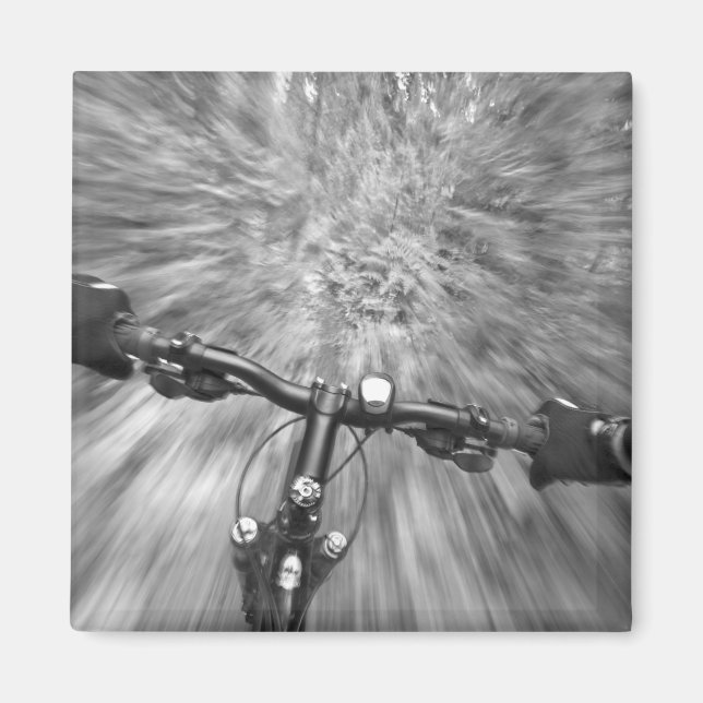 Att cykla nedför en jämn sektion av singletrack magnet (Framsidan)