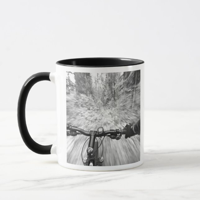 Att cykla nedför en jämn stigsektion mugg (Vänster)