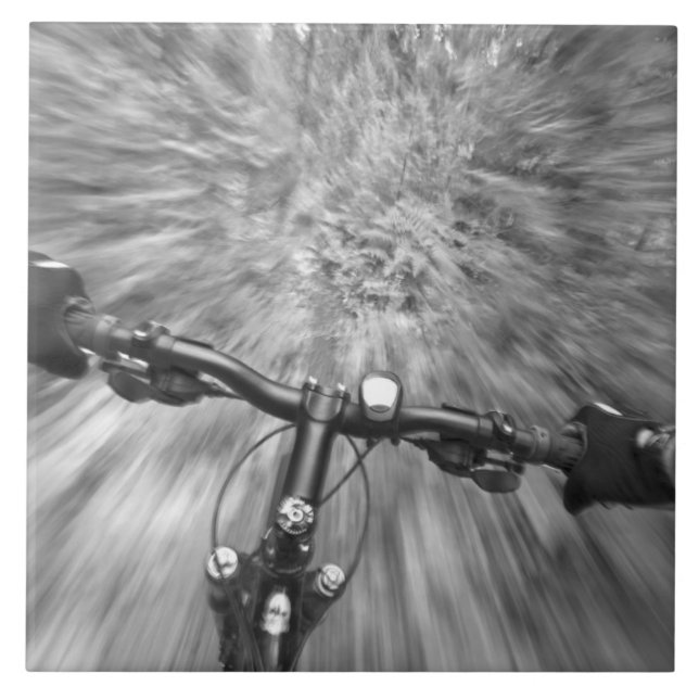 Att cykla nedför en jämn stigsträcka kakelplatta (Framsidan)