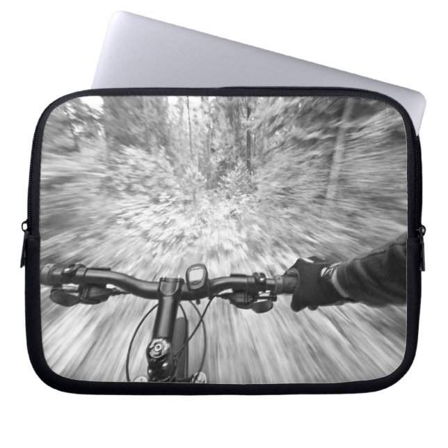 Att cykla nedför en jämn stigsträcka laptop sleeve (Framsidan)