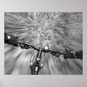 Att cykla nedför en jämn stigsträcka poster