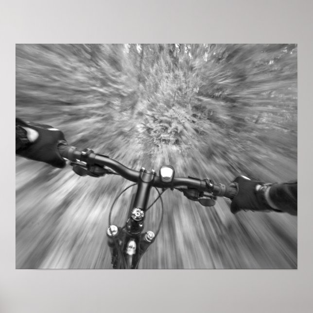Att cykla nedför en jämn stigsträcka poster (Framsidan)