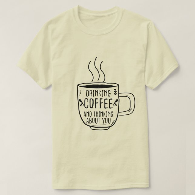 Att dricka kaffe och att tänka på kaffe Älskare är T Shirt (Design framsida)
