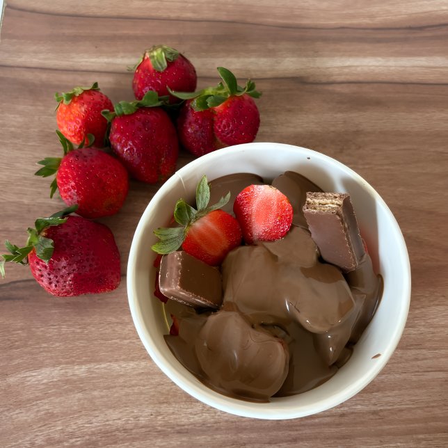 Att dricka te med stämning fototryck (Chocolate-Drenched Strawberry Bliss)