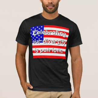Att fira vår mångfald är patriotiskt T-Shirt