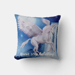 Att flyga Unicorn Waterfall tror Fantasy Horse Kudde