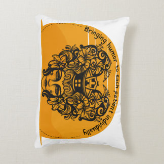 Att föra humor till varje enskild patient prydnadskudde