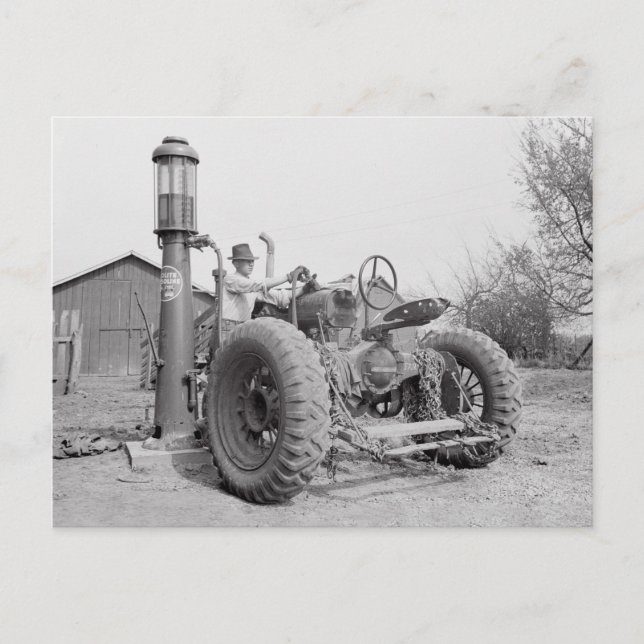 Att fylla på traktorn, 1940 vykort (Framsida)