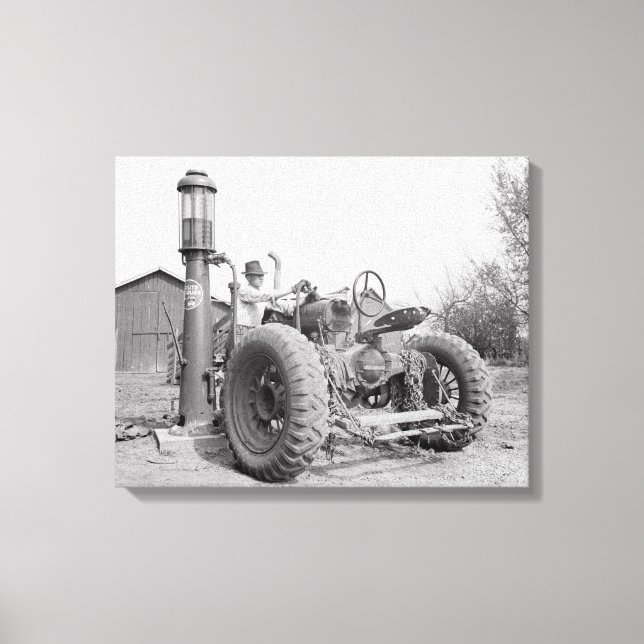 Att fylla traktorn, 1940 canvastryck (Framsida)