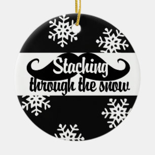 Att gå genom snö julgransprydnad keramik