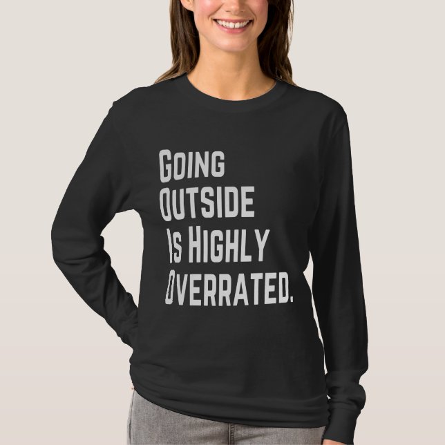 ATT GÅ UTOMHUS ÄR MYCKET ÖVERSKATTADE T SHIRT (Framsida)