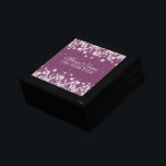 Att gifta sig daterar den eleganta smyckeskrin<br><div class="desc">Att gifta sig daterar eleganta lilor för vintergnistraplommon med beställnings- text. Imponera dina älskade med denna design för elegant- och trendiggåvamallen. En perfekt födelsedag/julgåva för någon kvinna! Fullständigt anpassade! Enkelt att använda och lätt att personifiera. Beställa i dag!</div>