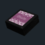 Att gifta sig daterar den eleganta smyckeskrin<br><div class="desc">Att gifta sig daterar eleganta lilor för vintergnistraplommon med beställnings- text. Imponera dina älskade med denna design för elegant- och trendiggåvamallen. En perfekt födelsedag/julgåva för någon kvinna! Fullständigt anpassade! Enkelt att använda och lätt att personifiera. Beställa i dag!</div>
