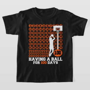 Att ha Boll i 100 dagars Basketball Milestone Te T Shirt