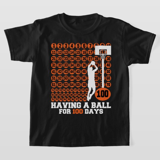 Att ha Boll i 100 dagars Basketball Milestone Te T Shirt (Laydown)