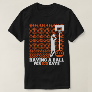 Att ha Boll i 100 dagars Basketball Milestone Te T Shirt