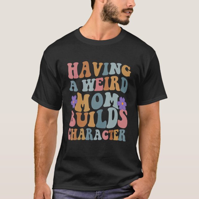 Att ha en Konstig Mamma Bygger märkliga kvinnor T Shirt (Framsida)