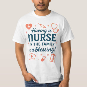 Att ha en sjuksköterska i familjen är en välsignel t shirt