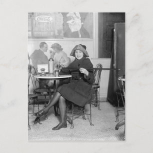 Att hälla upp en drink från en dold flaska, 1922 vykort