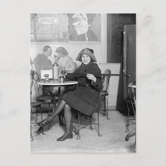 Att hälla upp en drink från en dold flaska, 1922 vykort (Framsida)