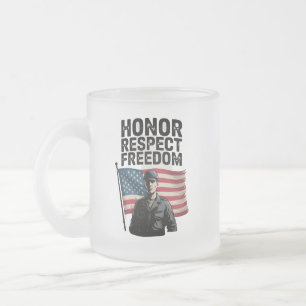Att hedra Heroes Veteran Day Patriotic Design Frostad Glasmugg