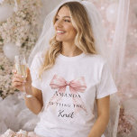 Att knyta knuten rosa bow pärlor möhippa t shirt<br><div class="desc">Förhöj dina bröllopsevenemang med denna sofistikerade coquette-inspirerade partykollektion. Varje del visar en högkvalitativ rosa slinga i par med ömtåliga pärlaccents och tidlös typografi. Denna uppsättning är perfekt för den moderna bruden som vill ha en sammanhängande look för sin möhippa och bröllopsfest.</div>