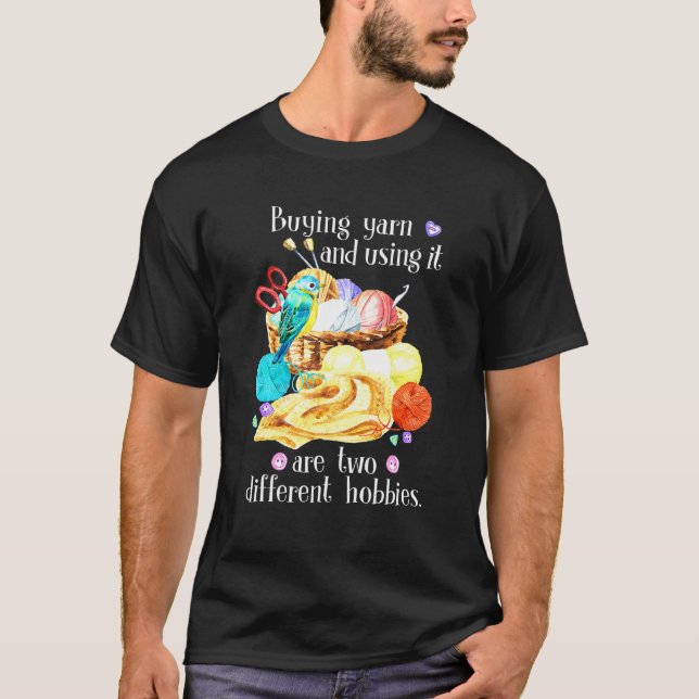 Att köpa garn och använda det är två olika Hobbies T Shirt (Framsida)
