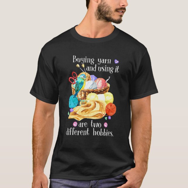 Att köpa garn och använda det är två olika Hobbies T Shirt (Framsida)