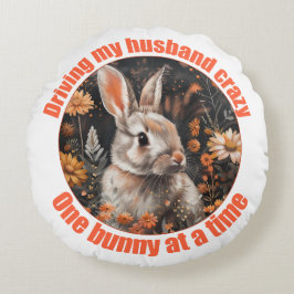 Att köra min Make Crazy... Rabbit Cushion Rund Kudde