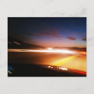 Att köra ner på motorvägen vid midnatt vykort
