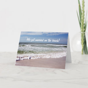 Att krascha vinkar på den sandiga stranden meddelande