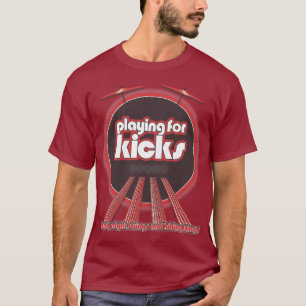 Att leka för sparkar 28 stränger tee shirt