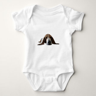Att ljuga för Bassethund besegrar Tröja