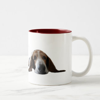 Att ljuga för Bassethund besegrar Två-Tonad Mugg