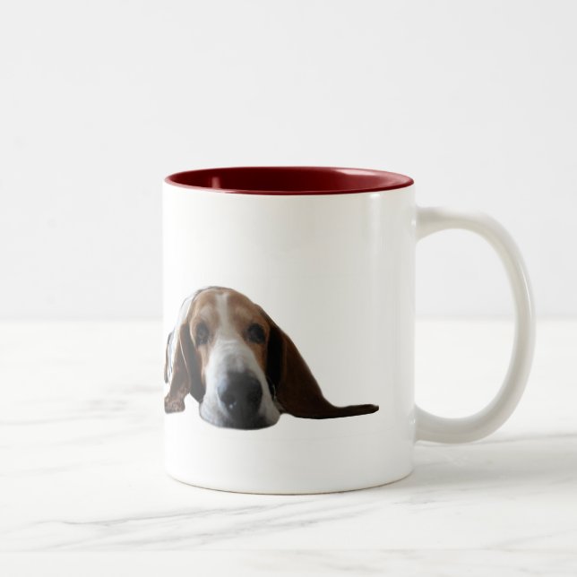 Att ljuga för Bassethund besegrar Två-Tonad Mugg (Höger)