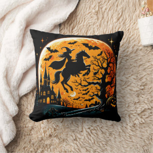 Att rida häst mot Halloween måne Kudde