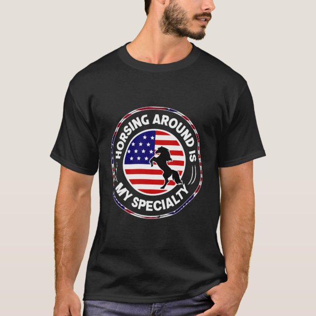Att Rida runt är min specialitet T Shirt (Framsida)
