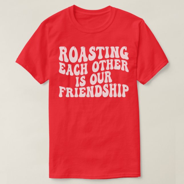 Att rosta varandra är vår vänskap t shirt (Design framsida)
