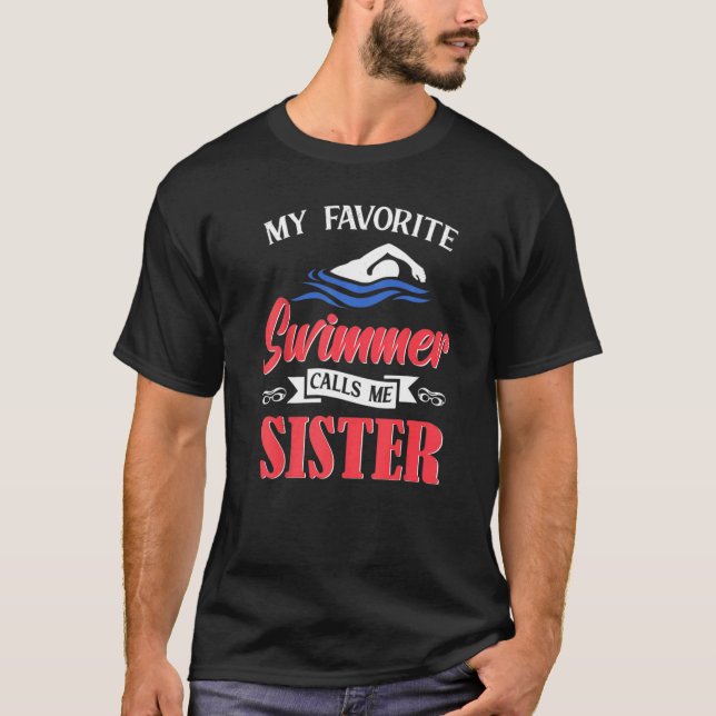 Att simma min favoritsvimmer kallar mig syster Sim T Shirt (Framsida)