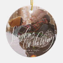 Att skratta hela vägen skrivar helgdagprydnaden