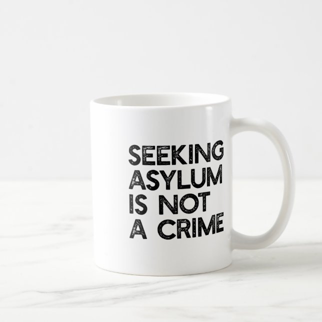 Att söka asyl är inte ett brott som gynnar invandr kaffemugg (Höger)