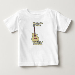 Att spela gitarr är alltid en bra idé. t shirt