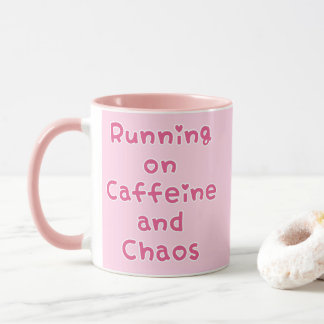 Att Springa På Kaffe Och Kaos Mugg