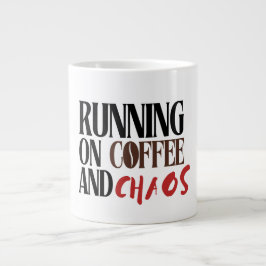 Att springa på kaffe och kaos – rolig klassiker fö jumbo mugg