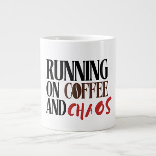 Att springa på kaffe och kaos – rolig klassiker fö jumbo mugg