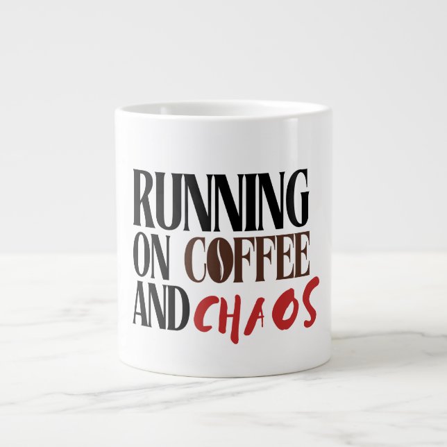 Att springa på kaffe och kaos – rolig klassiker fö jumbo mugg (Framsidan)